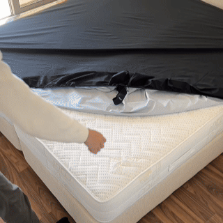 LoveSheet - The waterproof bed sheet with quick-change handles